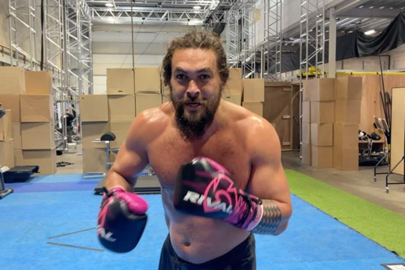 Tài tử &quot;Aquaman&quot; Jason Momoa mướt mải mồ hôi trong buổi tập luyện boxing.