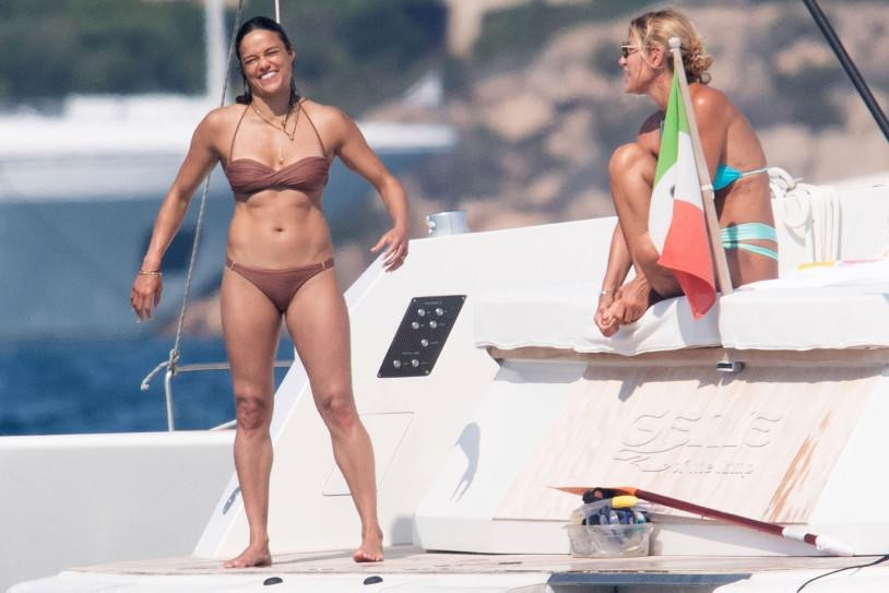Đả nữ &quot;Fast &amp; Furious&quot; Michelle Rodriguez phô diễn thân hình cơ bắp với bikini khi cùng bạn tắm nắng trên du thuyền ở Ý.