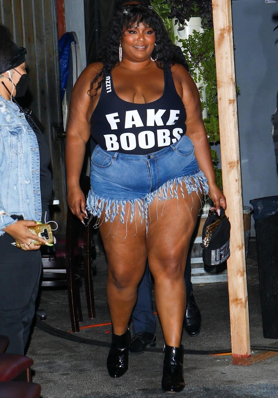 Lizzo lên đồ phong cách &quot;cool-girl&quot; lấy cảm hứng từ đĩa đơn ăn khách &quot;Rumors&quot; của cô.