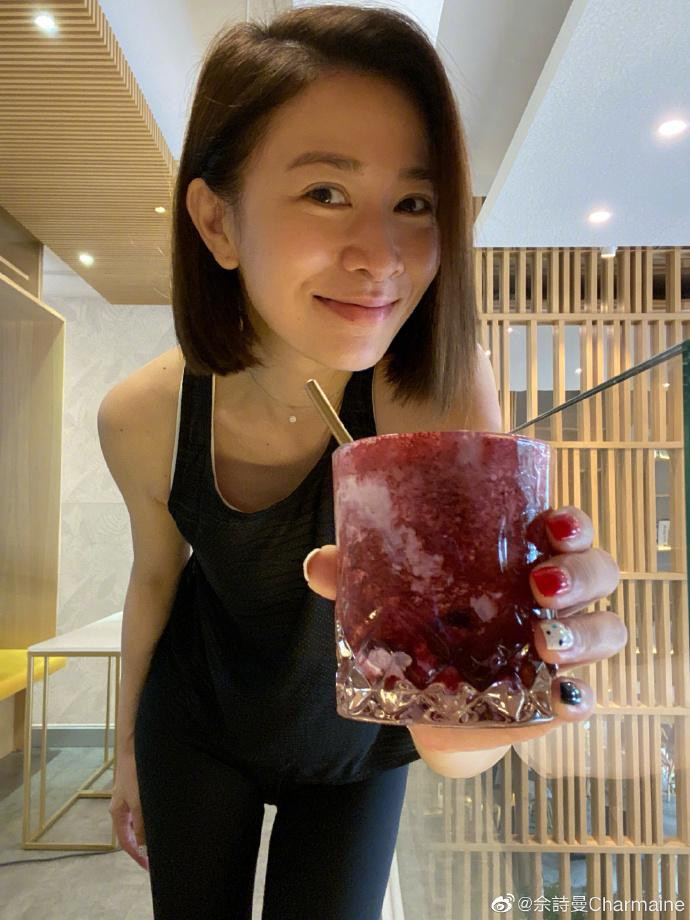 Ngoài ra, người đẹp theo chế độ ăn uống lành mạnh, tăng cường rau củ quả và hạn chế chất béo, tinh bột và đường. Ngoài ra, người đẹp theo chế độ ăn uống lành mạnh, tăng cường rau củ quả và hạn chế chất béo, tinh bột và đường.