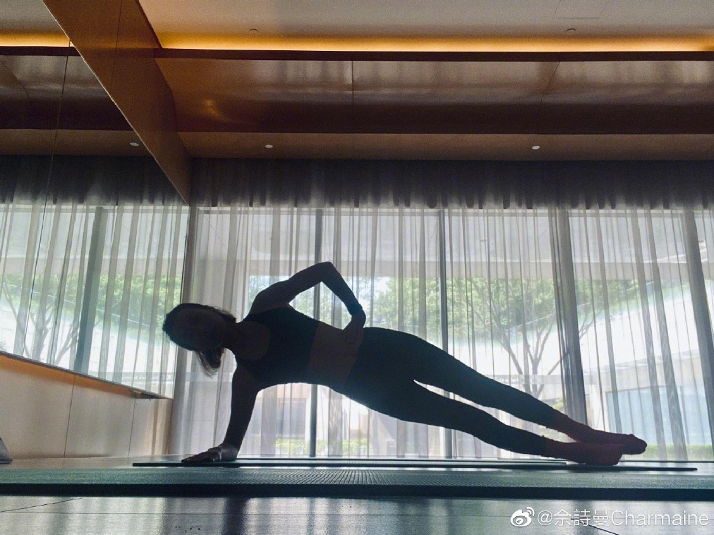 Cô cũng là fan của yoga. Cô cũng là fan của yoga.