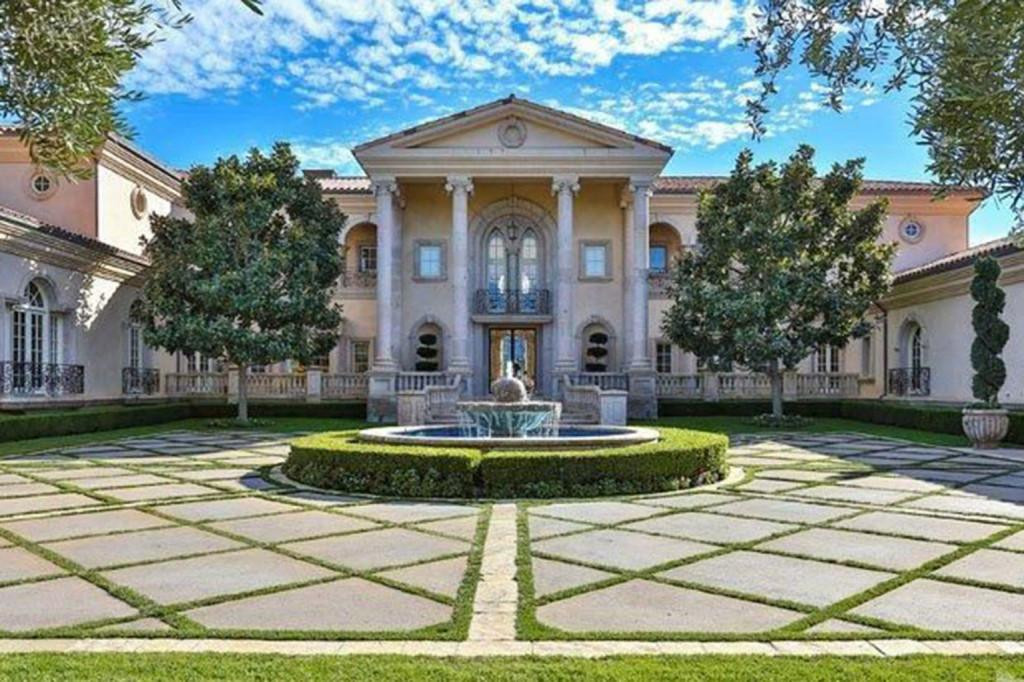 Biệt thự của Britney Spears bị cảnh sát ghé thăm 2 lần trong vòng 6 ngày. Được biết, nữ ca sĩ mua biệt thự này với giá 7,4 triệu USD vào năm 2015.