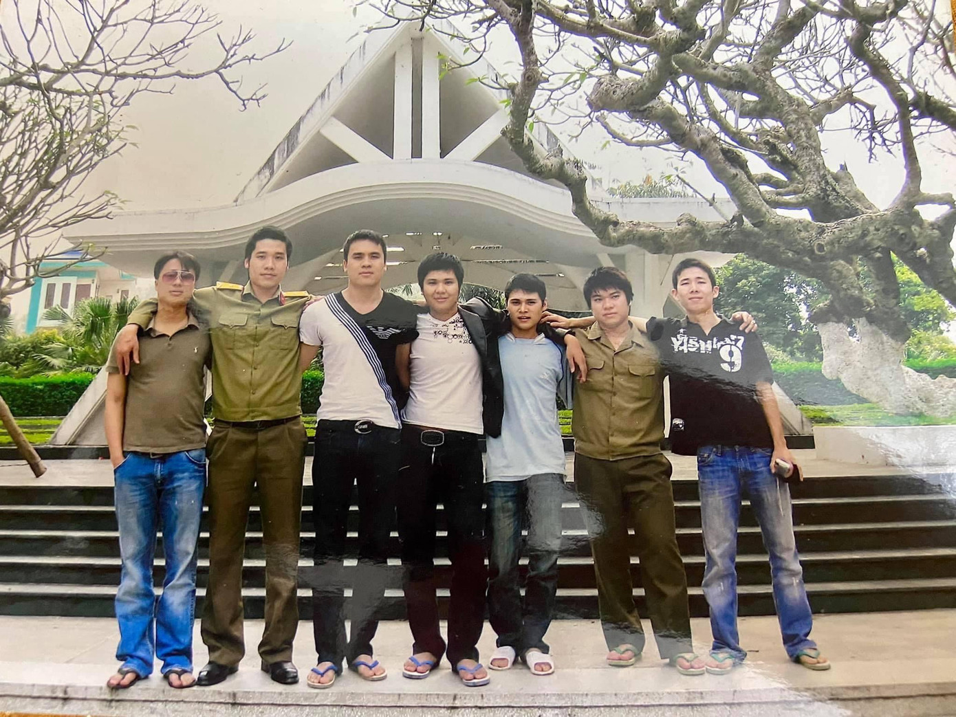 Nghệ sĩ Quang Thái (thứ 2 từ phải sang) chụp ảnh với ca sĩ Tuấn Hiệp (thứ 2 từ trái sang) và bạn bè khi còn trẻ. Nghệ sĩ Quang Thái (thứ 2 từ phải sang) chụp ảnh với ca sĩ Tuấn Hiệp (thứ 2 từ trái sang) và bạn bè khi còn trẻ.