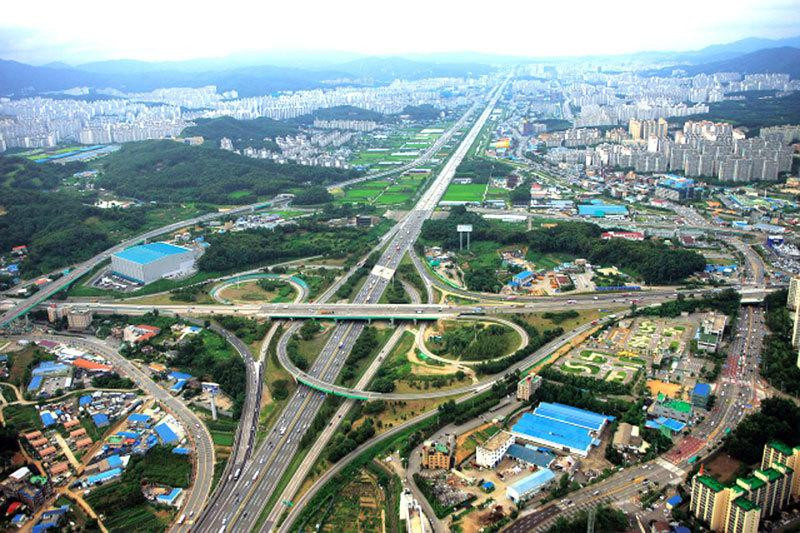 Một phần xa lộ Seoul-Busan nhìn từ trên cao. Ảnh: Korea Expressway Corp. Một phần xa lộ Seoul-Busan nhìn từ trên cao. Ảnh: Korea Expressway Corp.