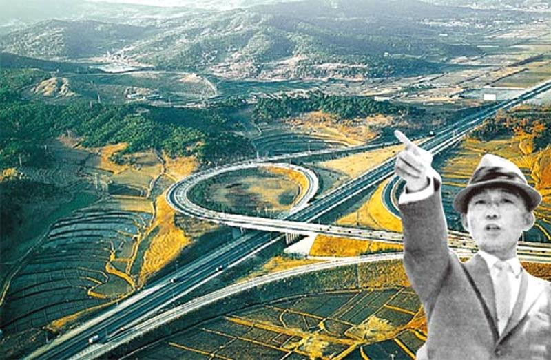 Tổng thống Park Chung Hee đích thân chỉ đạo xây dựng xa lộ Seoul – Busan. Ảnh: JoongAng Ilbo Tổng thống Park Chung Hee đích thân chỉ đạo xây dựng xa lộ Seoul – Busan. Ảnh: JoongAng Ilbo