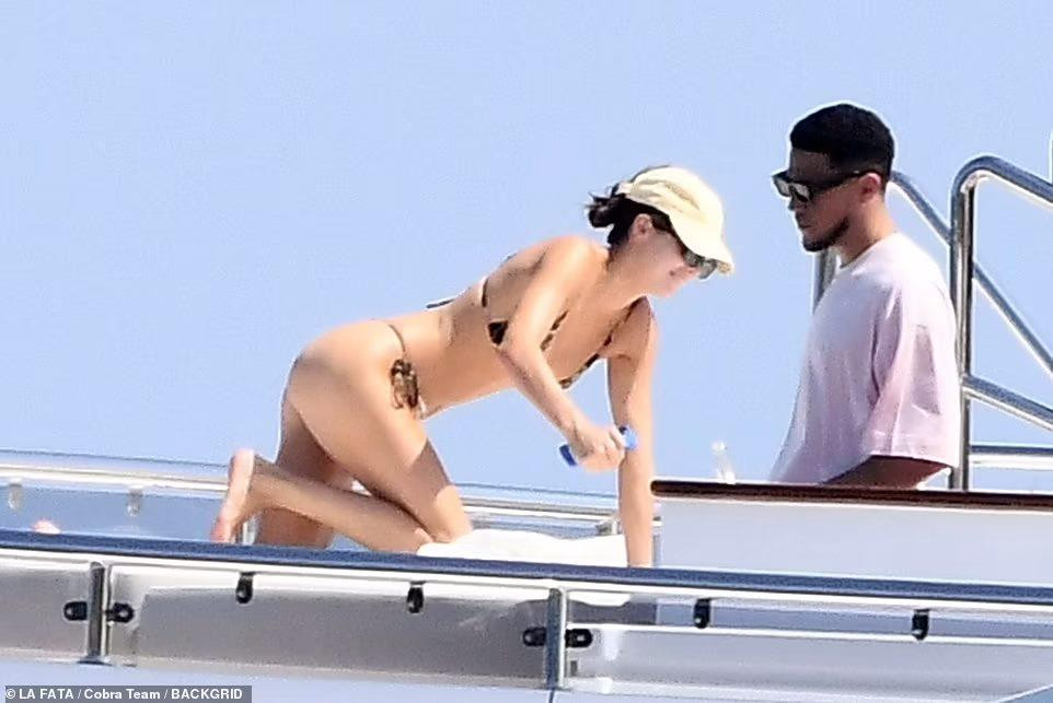 Cặp đôi dành thời gian bên nhau sau khi Devin Booker cùng đồng đội giành được huy chương vàng ở Olympic Tokyo 2020 và Kendall kết thúc chuỗi hoạt động quảng bá cho nhãn hiệu đồ uống có cồn của cô vừa ra mắt vài tháng trước. Cặp đôi dành thời gian bên nhau sau khi Devin Booker cùng đồng đội giành được huy chương vàng ở Olympic Tokyo 2020 và Kendall kết thúc chuỗi hoạt động quảng bá cho nhãn hiệu đồ uống có cồn của cô vừa ra mắt vài tháng trước.