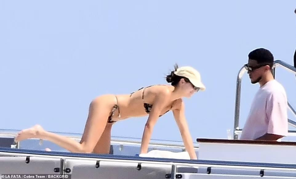 Cánh săn ảnh mới đây bắt gặp Kendall Jenner cùng bạn trai Devin Booker tắm nắng trên du thuyền ngoài khơi đảo Sardinia ở Ý. Cánh săn ảnh mới đây bắt gặp Kendall Jenner cùng bạn trai Devin Booker tắm nắng trên du thuyền ngoài khơi đảo Sardinia ở Ý.