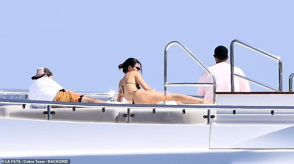 Cặp đôi "chị - em" (Kendall hơn bạn trai 1 tuổi) tận hưởng thời gian tắm nắng trên boong tàu với một số bạn nam khác. Cặp đôi "chị - em" (Kendall hơn bạn trai 1 tuổi) tận hưởng thời gian tắm nắng trên boong tàu với một số bạn nam khác.