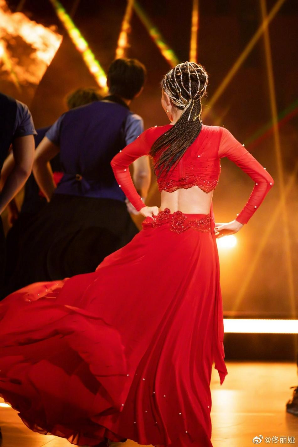 Rất nhiều dân mạng dành những lời khen "có cánh" cho bà mẹ một con: "Ai giúp tôi với, tại sao lại xinh đẹp đến như vậy?", "Đây là vợ tôi", "Ánh nhìn hút hồn", "Thực sự tuyệt đẹp"...