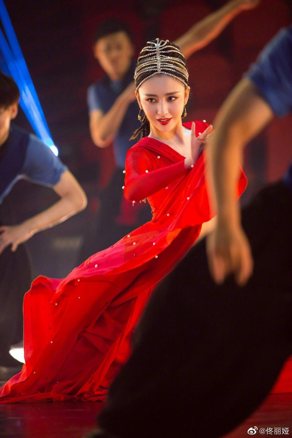 Trên sân khấu, mỹ nhân Tân Cương thay bộ cánh màu đỏ, kết hợp với gương mặt trang điểm tỉ mỉ càng tôn lên vẻ đẹp sắc sảo, quyến rũ.