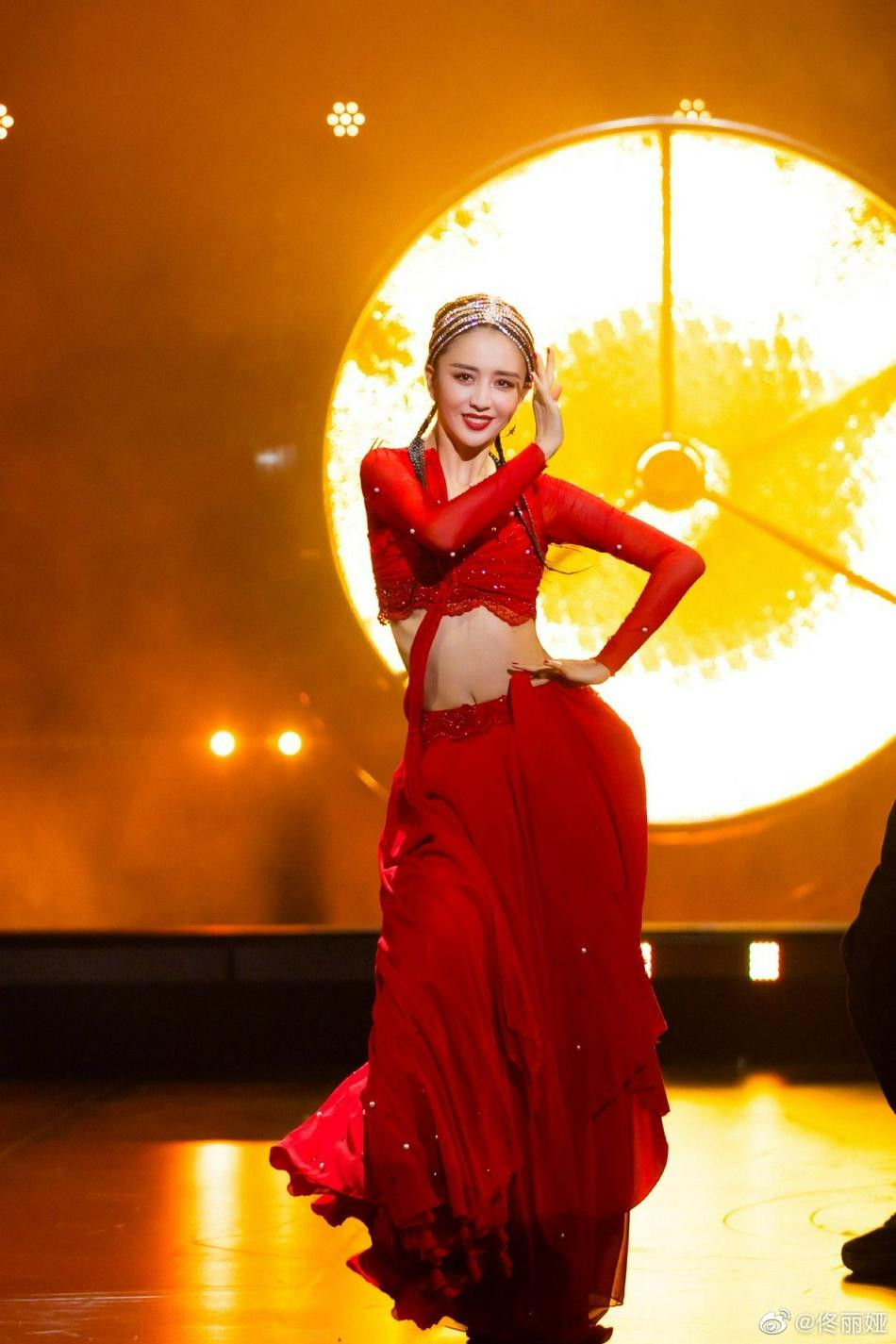 Không chỉ sở hữu gương mặt khuynh thành, thân hình của Đồng Lệ Á cũng khiến dân mạng "đứng ngồi không yên". Trong bộ cánh hở eo, cô tự tin khoe vòng hai thon gọn, săn chắc.