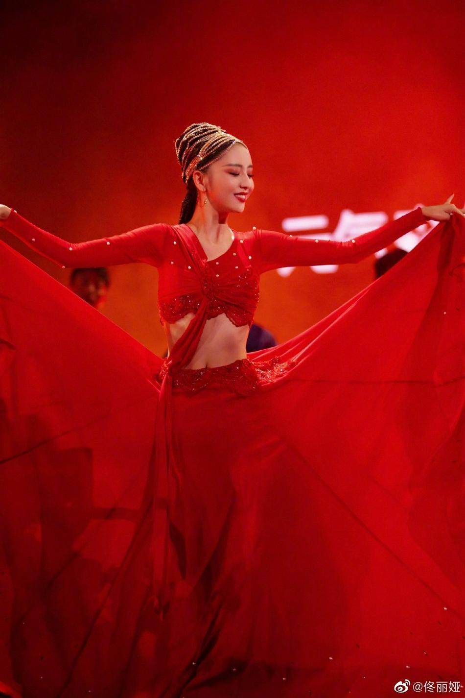 Ở tuổi 37, Đồng Lệ Á ngày càng "thăng hạng" nhan sắc. Nhiều người cho rằng, thoát khỏi cuộc hôn nhân tù túng với người chồng vừa phong kiến vừa lăng nhăng như Trần Tư Thành giúp người đẹp tìm lại được chính mình, ngày càng tự tin và yêu quý bản thân hơn.