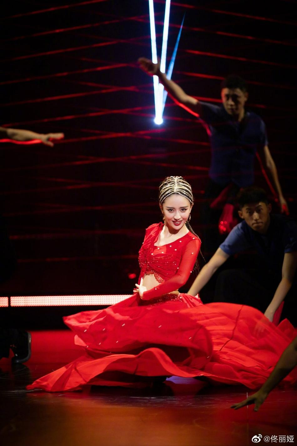 Xuất thân là một vũ công, nữ diễn viên sinh năm 1984 biết cách làm chủ sân khấu trong những chuyển động hình thể và tương tác với máy ảnh. Trang giải trí Sina khen cô giống như tiên tử.