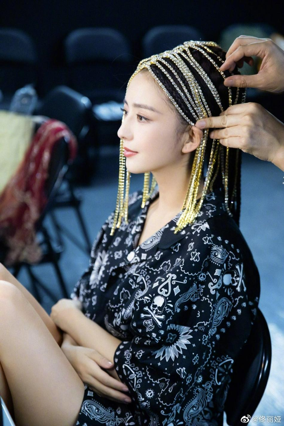 Loạt ảnh thu hút đông đảo sự chú ý của dân mạng Trung Quốc bởi nhan sắc "không góc chết" của ngôi sao "Cung tỏa tâm ngọc". Bức ảnh chụp góc nghiêng cận mặt cho thấy các đường nét tinh tế từ sống mũi cao thẳng, đôi mắt to tròn đến đôi môi gợi cảm và khuôn cằm thanh thoát.