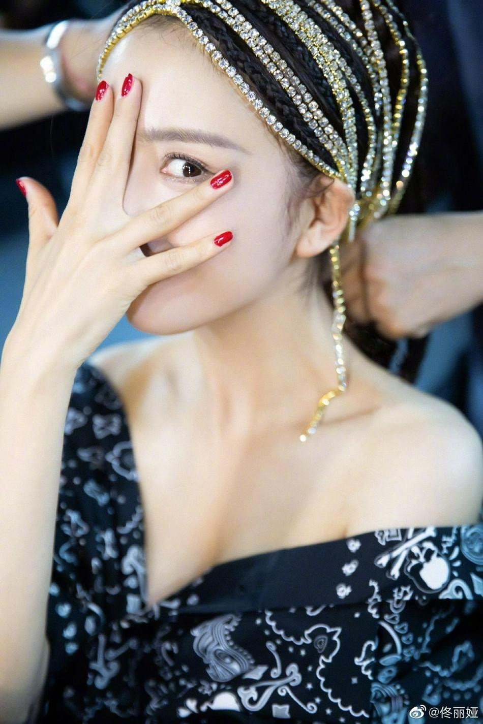 Tối 21/8, Đồng Lệ Á đăng tải lên Weibo loạt ảnh hậu trường một buổi biểu diễn vũ đạo do cô đảm nhận vai chính. Trong đó, gồm hình ảnh người đẹp 8x trong phòng trang điểm và tổng duyệt trên sân khấu.