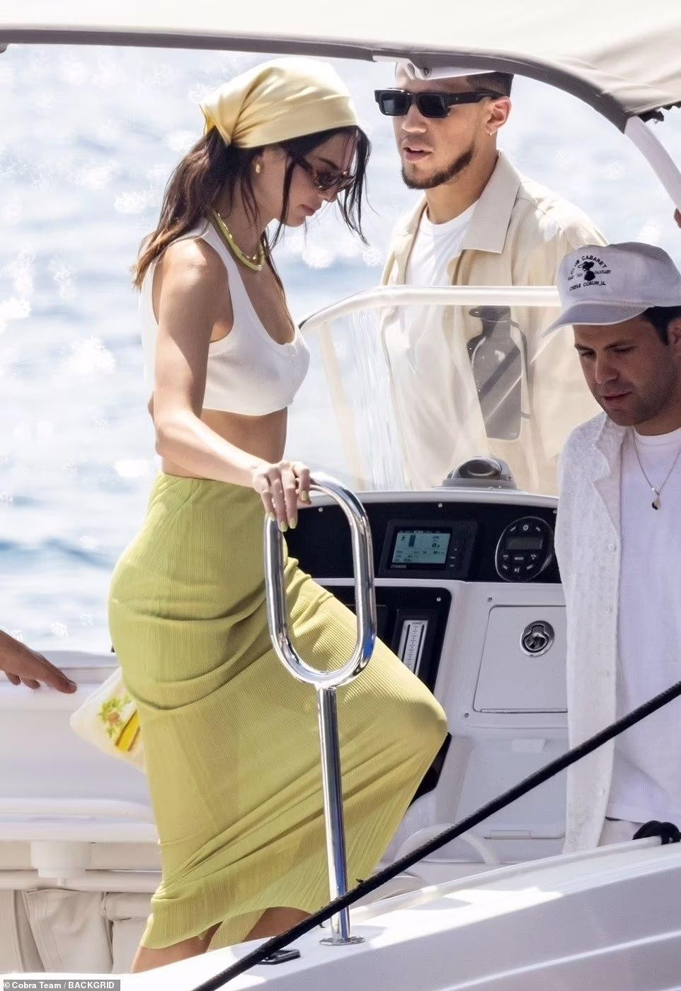 Bộ trang phục không quá cầu kỳ, mang đến cảm giác tươi mát mùa hè, đồng thời tôn được thân hình cực phẩm của &quot;siêu mẫu đắt giá nhất thế giới&quot;. Người đẹp còn thể hiện khía cạnh phóng khoáng bằng việc &quot;quên&quot; nội y.