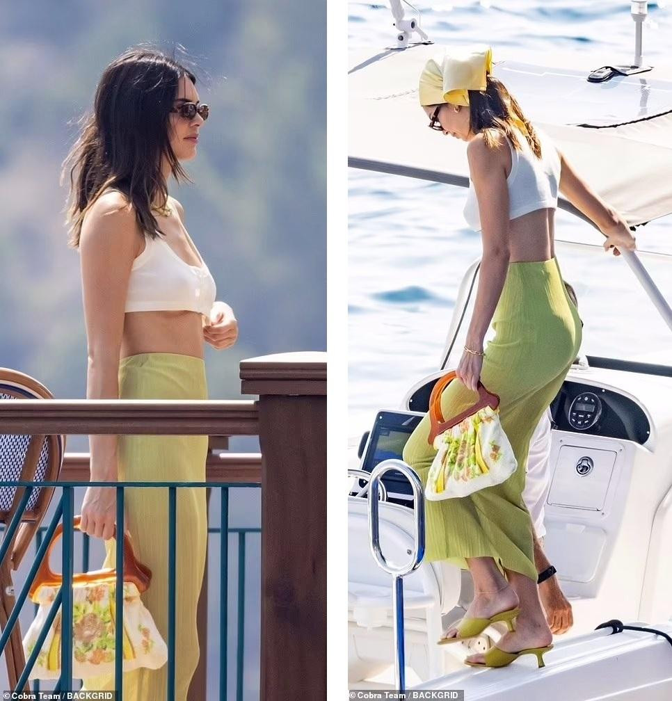 Người đẹp sinh năm 1995 thành tâm điểm khi mặc áo crop-top ba lỗ trắng phối với chân váy dài xanh bơ, đi dép cao gót xanh bơ, kết hợp khăn trùm đầu màu vàng và mắt kính đen, thêm túi xách là sự pha trộn màu sắc của cả set đồ. Tất cả tạo nên tổng thể hợp thời trang, sành điệu.