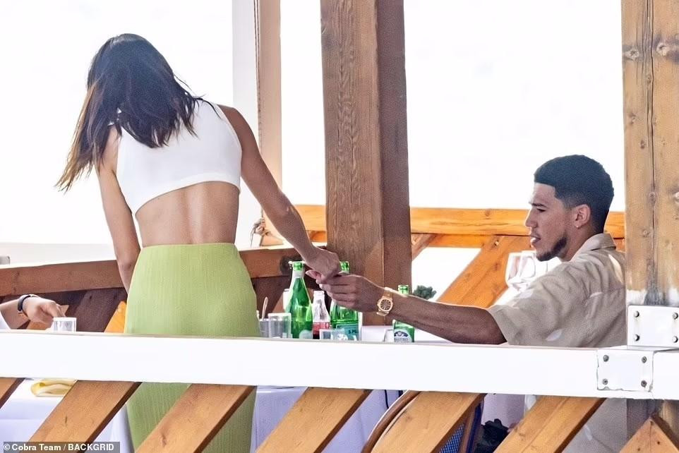 Cô và Devin quen nhau hơn một năm nhưng chỉ mới công khai vài tháng trước. Nguồn tin riêng của People tiết lộ, cô hoàn toàn &quot;phát cuồng&quot; trước bạn trai kém một tuổi. &quot;Cô ấy chưa bao giờ trông hạnh phúc hơn. Cả gia đình cô ấy cũng yêu quý Devin. Devin là một chàng trai tuyệt vời. Anh ấy rất khiêm tốn và không muốn trở thành một người nổi tiếng. Anh ấy rất ngọt ngào với Kendall&quot;, nguồn tin nói.