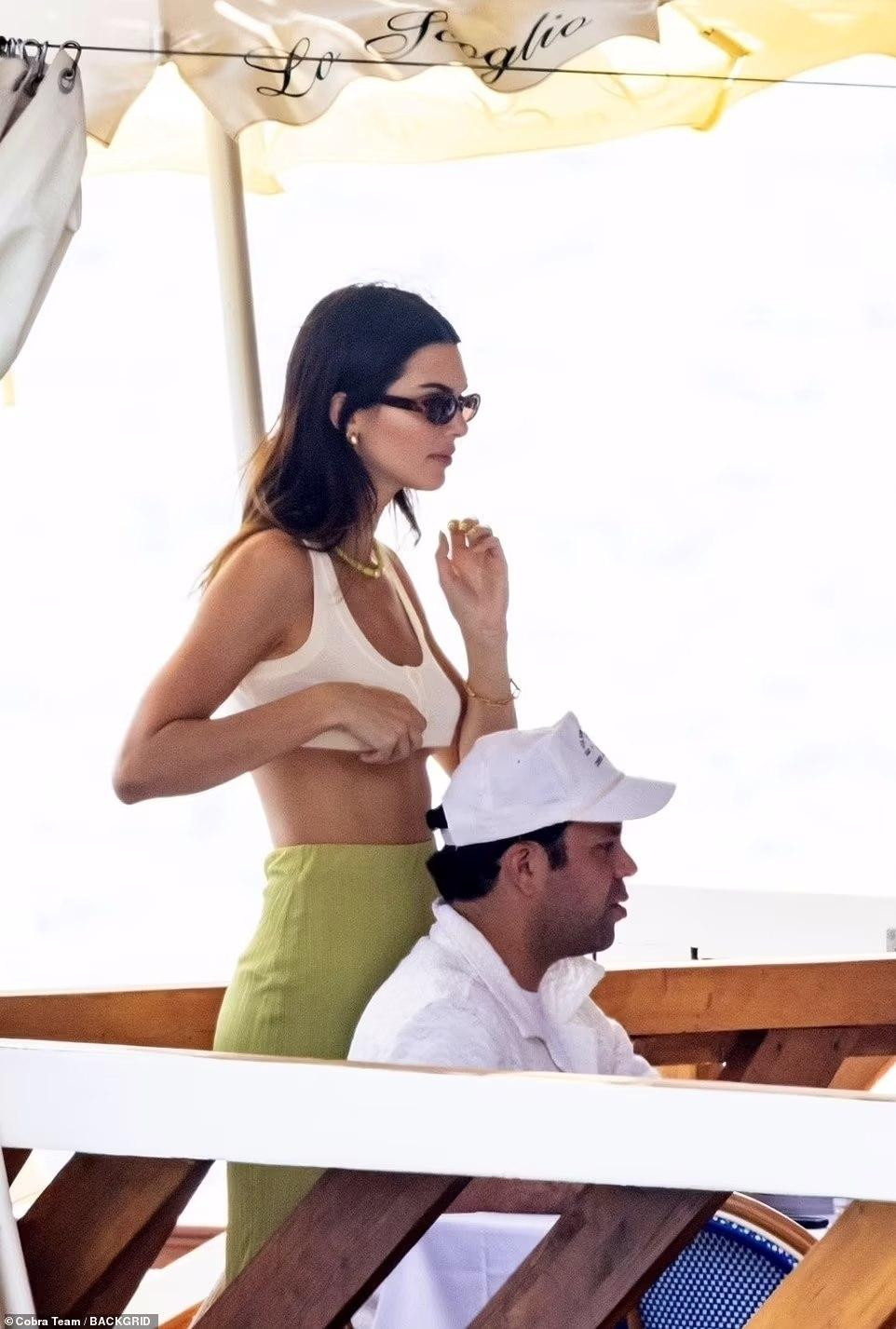 Diện mốt &quot;thả rông&quot; còn chọn áo ngắn cũn cỡn khiến Kendall phải liên tục chỉnh áo để tránh hớ hênh.