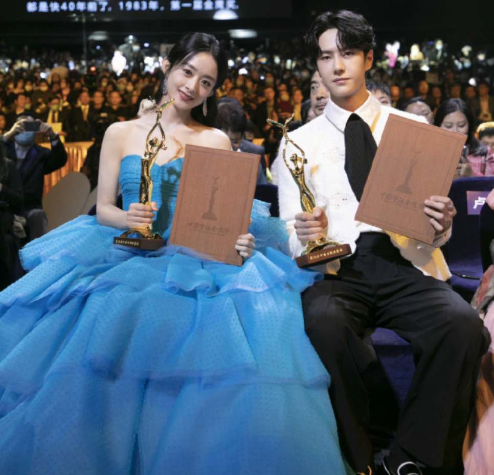 Tin đồn Triệu Lệ Dĩnh và Vương Nhất Bác hợp tác lần 2 khiến fan hai nghệ sĩ gây chiến trên mạng xã hội. Tin đồn Triệu Lệ Dĩnh và Vương Nhất Bác hợp tác lần 2 khiến fan hai nghệ sĩ gây chiến trên mạng xã hội.