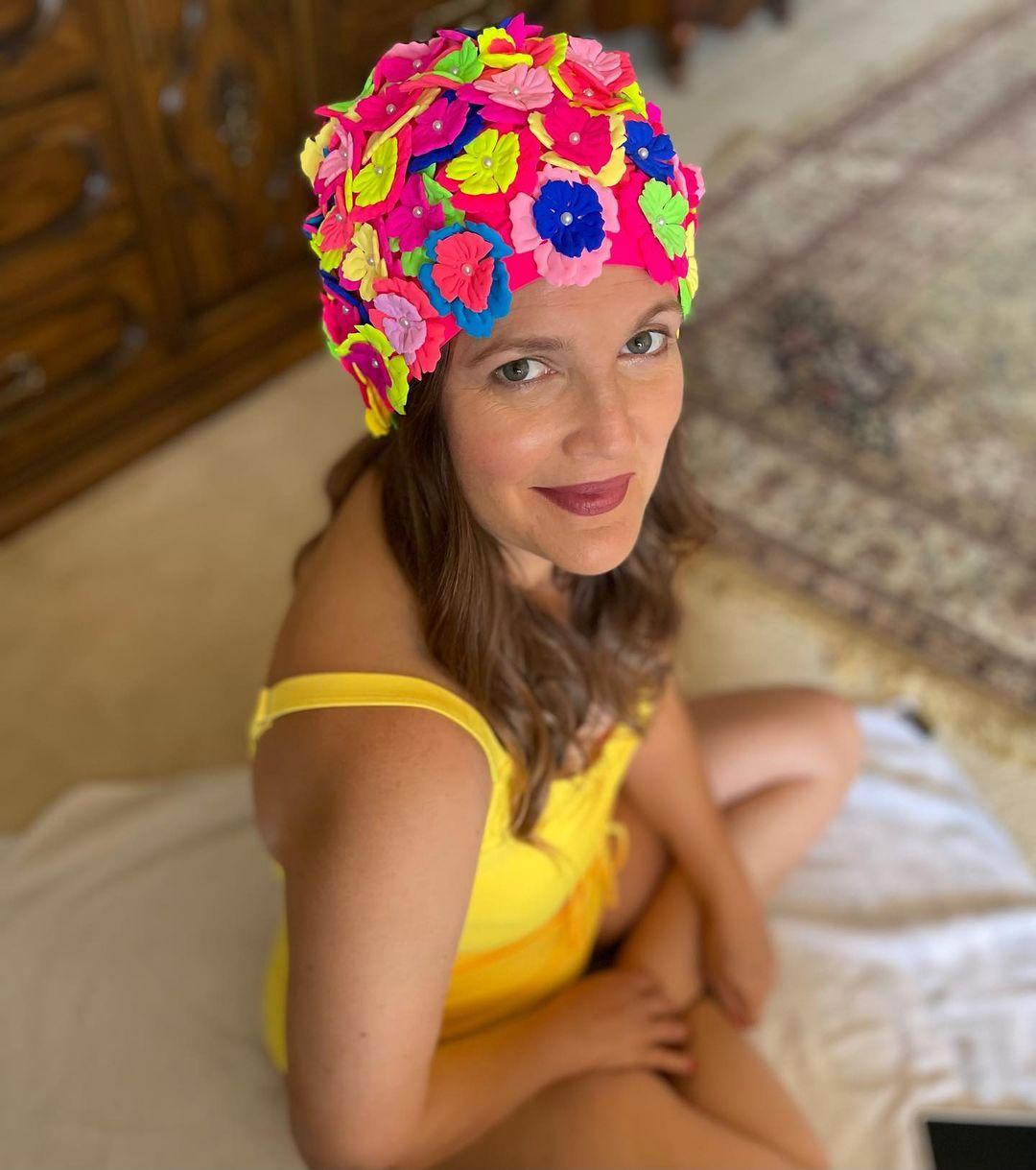 Mỹ nhân "Những thiên thần của Charlie" Drew Barrymore nổi bật trong bộ đồ bơi màu vàng và mũ hoa nhiều màu sắc. Mỹ nhân "Những thiên thần của Charlie" Drew Barrymore nổi bật trong bộ đồ bơi màu vàng và mũ hoa nhiều màu sắc.