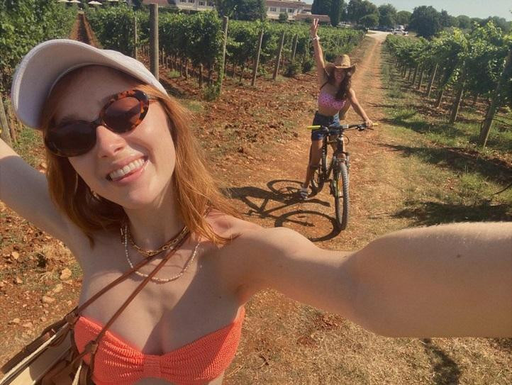 Mỹ nhân phim 18+ Phoebe Dynevor cùng bạn diễn Sabrina Bartlett trong "Bridgerton" đạp xe trong vườn nho. Mỹ nhân phim 18+ Phoebe Dynevor cùng bạn diễn Sabrina Bartlett trong "Bridgerton" đạp xe trong vườn nho.