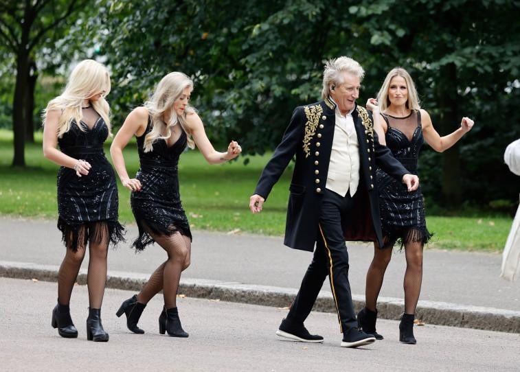 Ca/nhạc sĩ gạo cội người Anh Rod Stewart nhún nhảy cùng bộ ba mỹ nhân tóc vàng khi quay video ca nhạc ở London. Ca/nhạc sĩ gạo cội người Anh Rod Stewart nhún nhảy cùng bộ ba mỹ nhân tóc vàng khi quay video ca nhạc ở London.