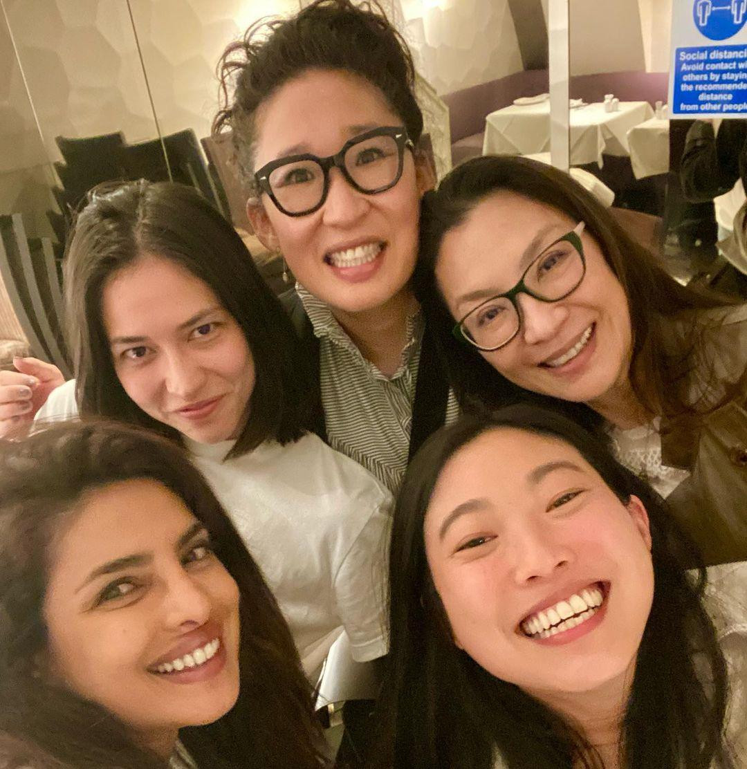 Hoa hậu Thế giới Priyanka Chopra (theo chiều kim đồng hồ từ dưới cùng bên trái) selifie cùng Sonoya Mizuno, Sandra Oh, Dương Tử Quỳnh và Awkwafina kèm hashtag #AsianPride (Tự hào châu Á). Hoa hậu Thế giới Priyanka Chopra (theo chiều kim đồng hồ từ dưới cùng bên trái) selifie cùng Sonoya Mizuno, Sandra Oh, Dương Tử Quỳnh và Awkwafina kèm hashtag #AsianPride (Tự hào châu Á).