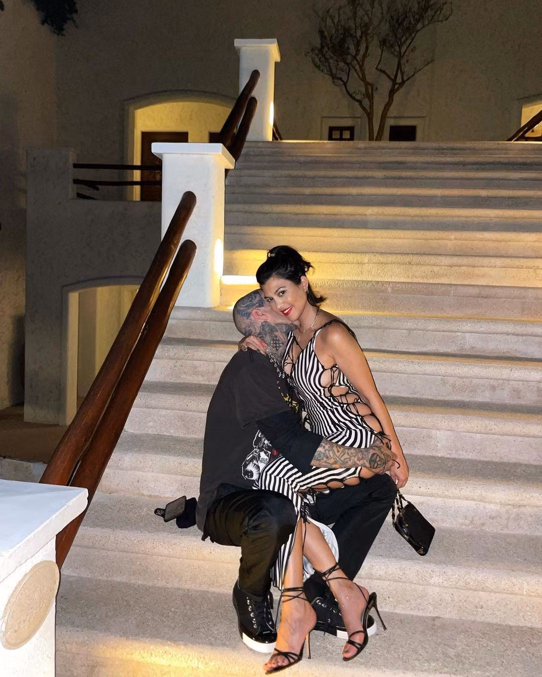 Kourtney Kardashian khoe ảnh thân mật cùng tình mới Travis Barker. Kourtney Kardashian khoe ảnh thân mật cùng tình mới Travis Barker.
