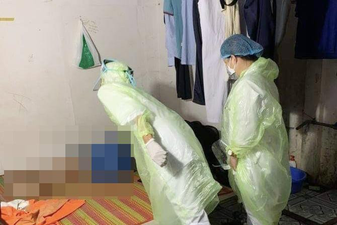 Cơ quan chức năng phát hiện bác sỹ V. tử vong trong căn phòng khóa trái cửa. Ảnh: CAND Cơ quan chức năng phát hiện bác sỹ V. tử vong trong căn phòng khóa trái cửa. Ảnh: CAND