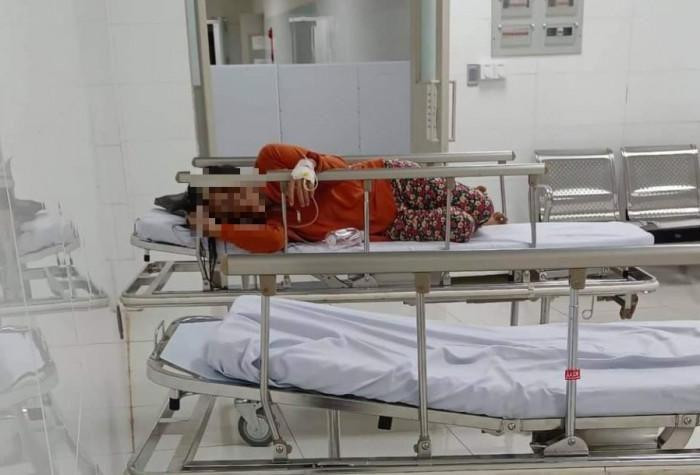 Chị Thảo đang được cấp cứu tại bệnh viện. Ảnh: TTXVN