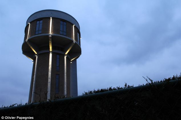 Cao hơn 30 mét, đài quan sát quân sự của Đức Quốc xã trước đây nay đã trở thành ngôi biệt thự hạng sang. Cao hơn 30 mét, đài quan sát quân sự của Đức Quốc xã trước đây nay đã trở thành ngôi biệt thự hạng sang