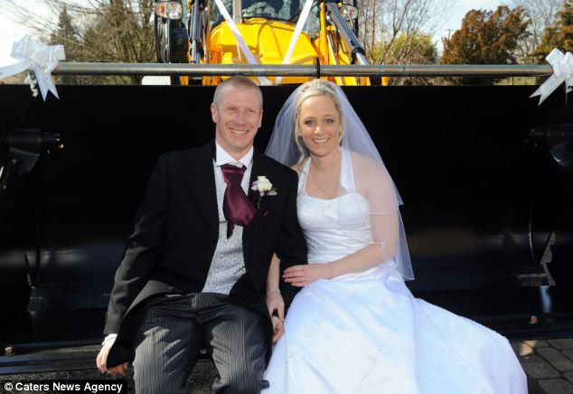 Đôi uyên ương vui vẻ ngồi trước 