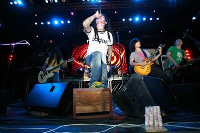 ... Titanium cũng không kém phần "máu lửa"