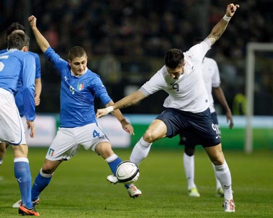 Pháp (áo trắng) có chiến thắng ngay trên sân của Italy
