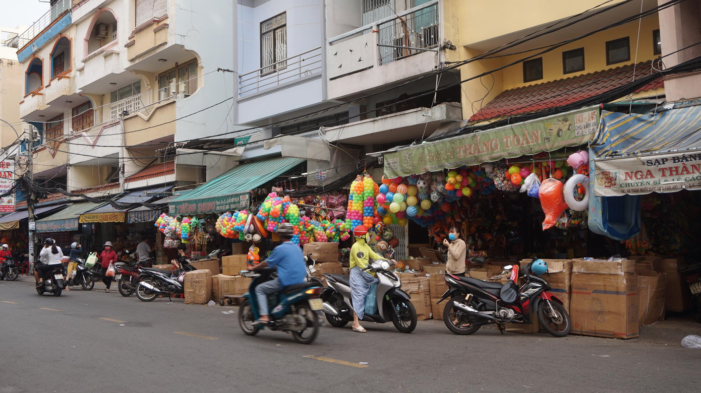 Phố đồ chơi trẻ em trên đường Chu Văn An (quận 6, TP HCM) đìu hiu vì vắng khách.