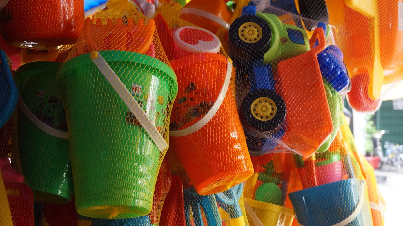 Các mặt hàng đồ chơi trẻ em được bày bán tại các cửa hàng trên đường Chu Văn An, quận 6, TP HCM.