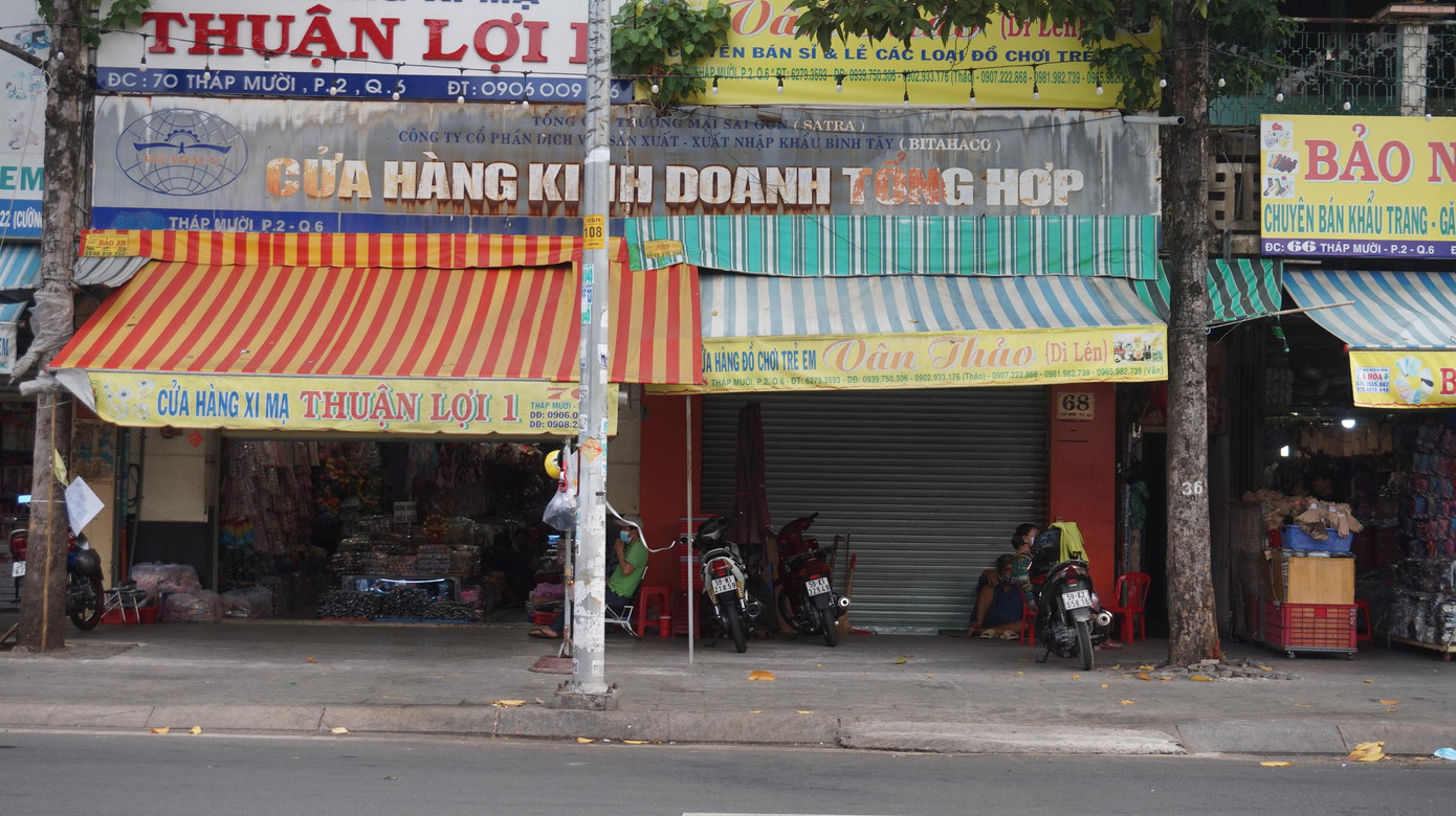 Nhiều cửa hàng đồ chơi trẻ em trên đường Tháp Mười (quận 6, TP HCM) đóng cửa