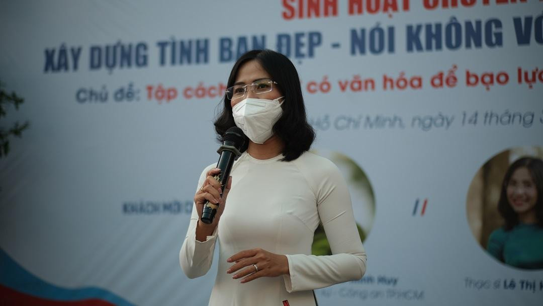 Tại chương trình, Thạc sĩ Lê Thị Hồng Anh – Phó hiệu trưởng trường THPT Võ Văn Kiệt đã trao đổi, chia sẻ các vấn đề xây dựng tình bạn đẹp, nguyên nhân, thực trạng, những biểu hiện của bạo lực học đường. Từ đó, giúp học sinh hiểu rõ hơn về vấn nạn này, biết được nguyên nhân biểu hiện và cách phòng tránh, góp phần xây dựng văn hóa học đường lành mạnh.