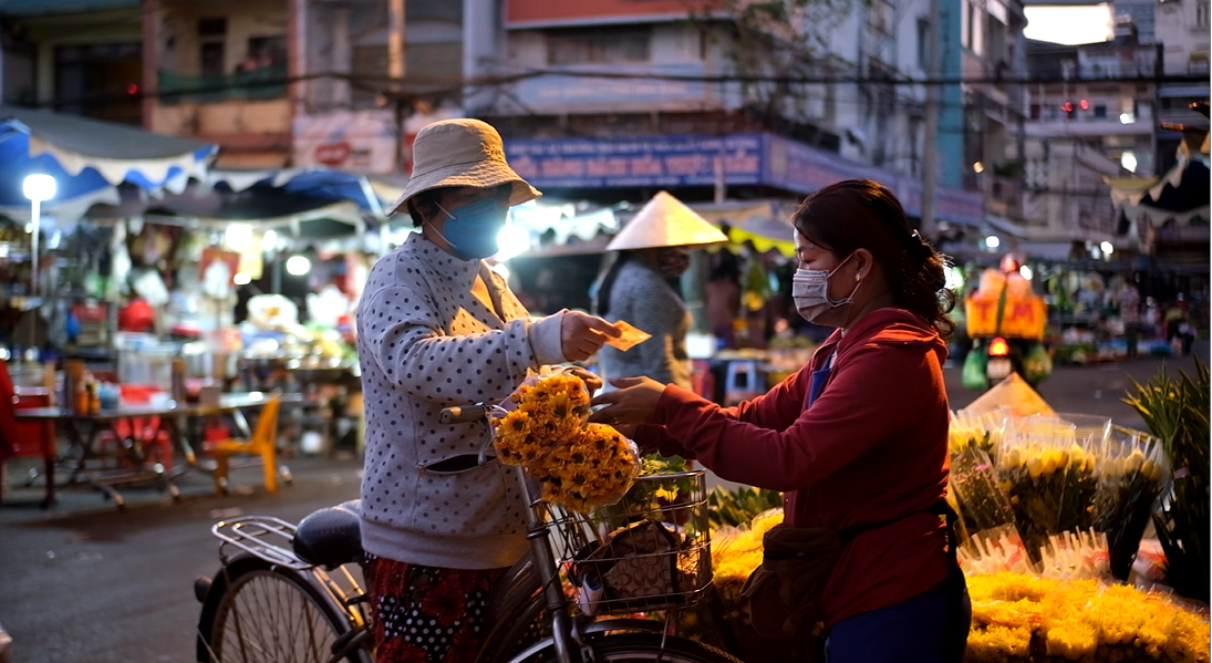 Năm nào cũng vậy, cứ vào ngày rằm tháng Giêng, bà Nguyễn Thị Tuyết (ngụ quận 5) lại đi chợ từ sớm để mua các mặt hàng đồ chay về cúng. "Để tránh kẹt xe tôi đã ra chợ từ lúc 6h để mua đồ hoa, xôi, chè...để dâng lên tổ tiên, với mong muốn năm mới nhiều sức khỏe và gặp nhiều may mắn", bà Tuyết nói.