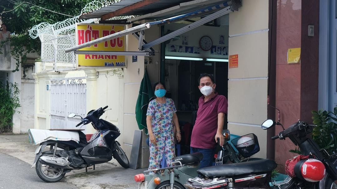 Người dân ra cửa nhà tiễn lực lượng quân đội trở về đơn vị trong nhiều niềm cảm xúc. Người dân ra cửa nhà tiễn lực lượng quân đội trở về đơn vị trong nhiều niềm cảm xúc.