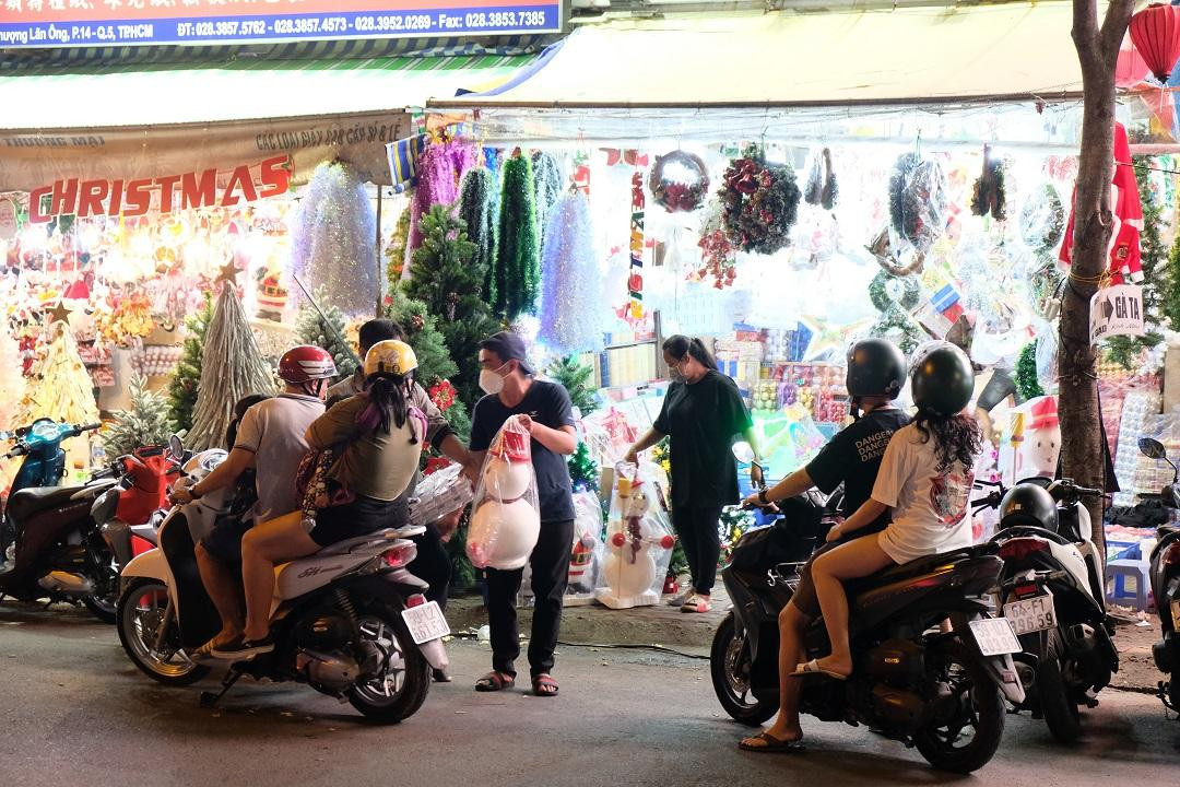 "Người tuyết" là mặt hàng trang trí Giáng sinh cũng thu hút nhiều khách hàng lựa chọn. "Người tuyết" là mặt hàng trang trí Giáng sinh cũng thu hút nhiều khách hàng lựa chọn.