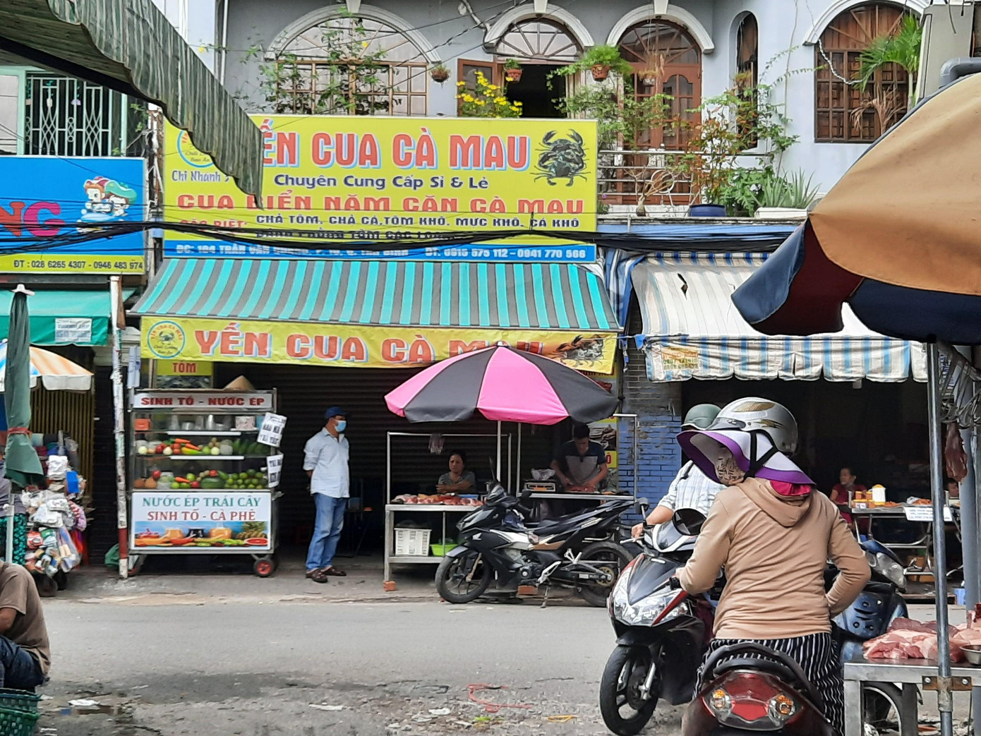 Người bán hàng vô tư không đeo khẩu trang như chưa có dịch COVID-19 xảy ra.