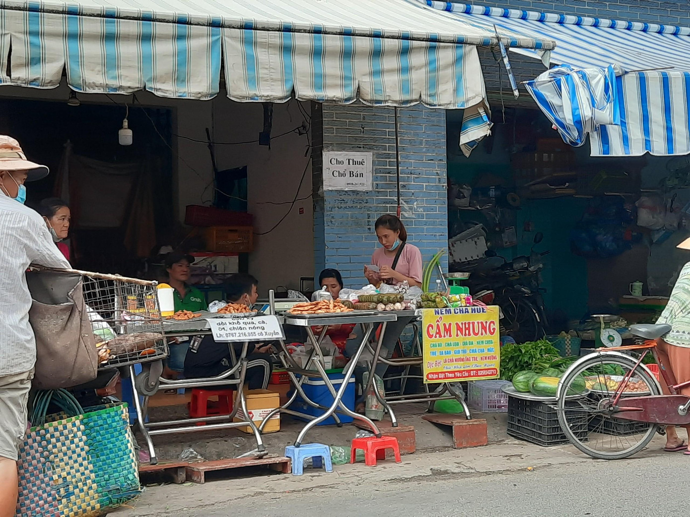 Tại khu vực chợ cóc trên đường Bùi Thế Mỹ (quận Tân Bình, TP HCM) nhiều người bán hàng vô tư tán gẫu, tập trung đông người,...song không đeo khẩu trang.