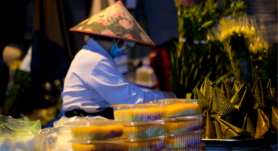 Xôi, bánh ít và một số loại bánh khác là mặt hàng được nhiều tiểu thương bày bán để phục vụ người tiêu dùng cúng gia tiên vào ngày rằm tháng Giêng.