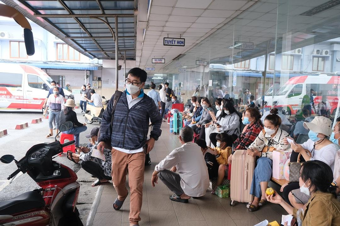 Ông Trần Nhân Hậu – Trưởng phòng Điều hành Bến xe miền Tây cho biết, hôm nay là một trong hai ngày cao điểm, dự kiến, lượng khách qua bến trong ngày 29/4 là 50.000 khách với 1.500 lượt xe xuất bến. Trong đó, có những tuyến có lượng hành khách tăng mạnh tập trung vào một số địa phương có địa điểm tham quan, du lịch như Vũng Tàu, Bến Tre, Tiền Giang, An Giang, Hà Tiên, Kiên Giang, Cà Mau.