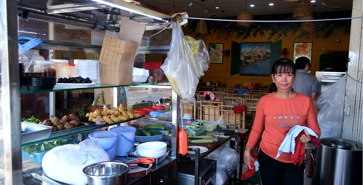 Nhiều chủ quán phải đau đầu vì lựa chọn tiếp tục gồng gánh, giảm bớt lợi nhuận hay tăng giá món ăn với nỗi lo mất khách.