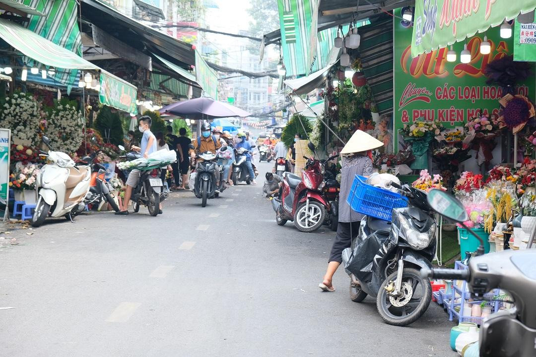 Tuy là ngày lễ 20/11 nhưng lượng khách đến chợ hoa Hồ Thị Kỷ (quận 10) khá vắng.