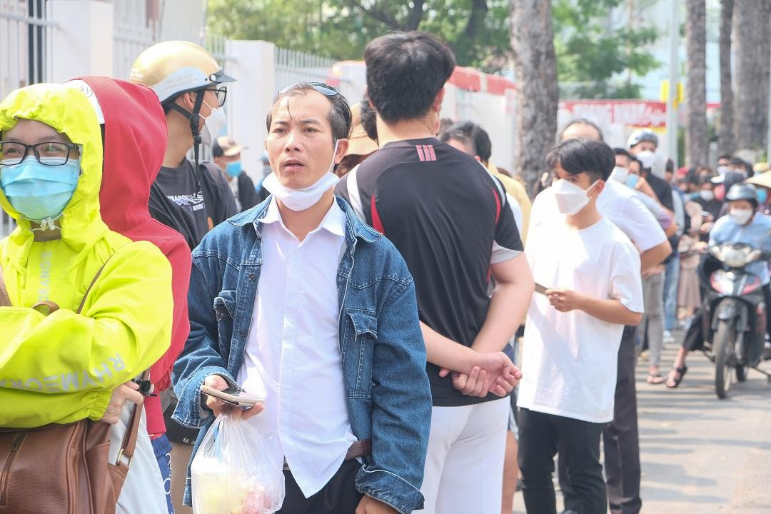 Dù thời tiết nắng nóng, hàng trăm người hâm mộ vẫn kiên trì xếp hàng dài chờ mua vé từ rất sớm.