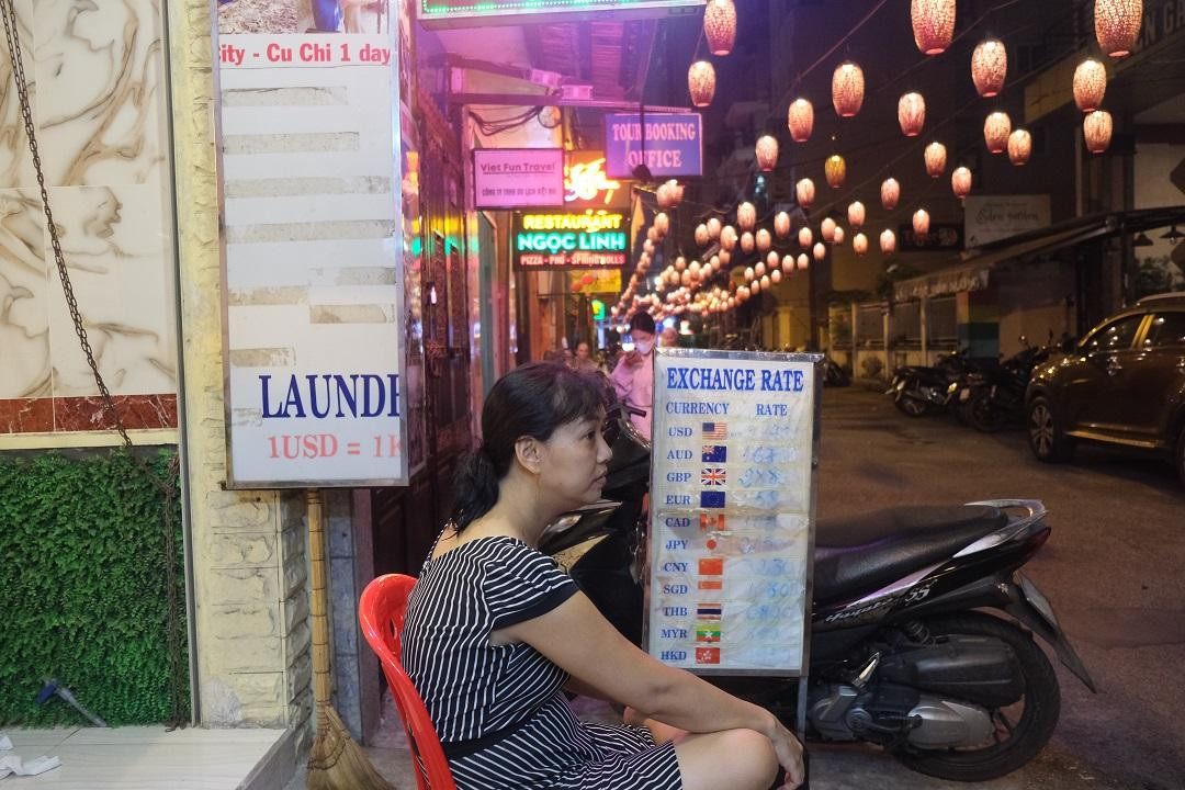 "Nếu như trước khi dịch COVID-19 bùng phát, khu phố này thường ồn ào, náo nhiệt thì đến thời điểm này đã vơi bớt đi rất nhiều do lượng du khách quốc tế giảm. Thậm chí, chúng tôi phải ra ngoài cửa khách sạn để đón khách thay vì chỉ ngồi ở quầy như lúc trước", đại diện một khách sạn trên phố Tây Bùi Viện chia sẻ.